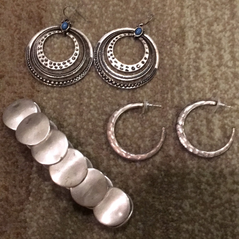 Set of Premier Designs 2 pr. earrings & bracelet